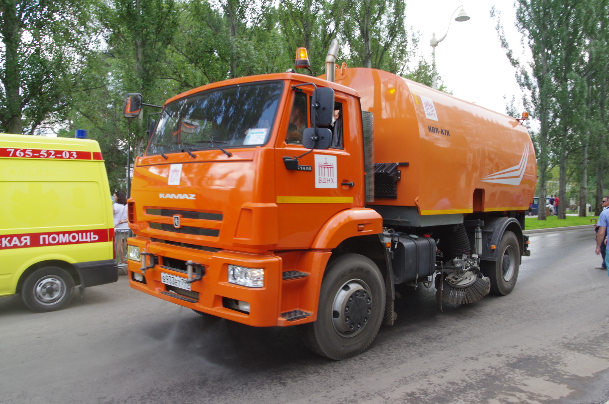 Вакуумная подметально-уборочная машина KBR-K7K на шасси КАМАЗ 53605