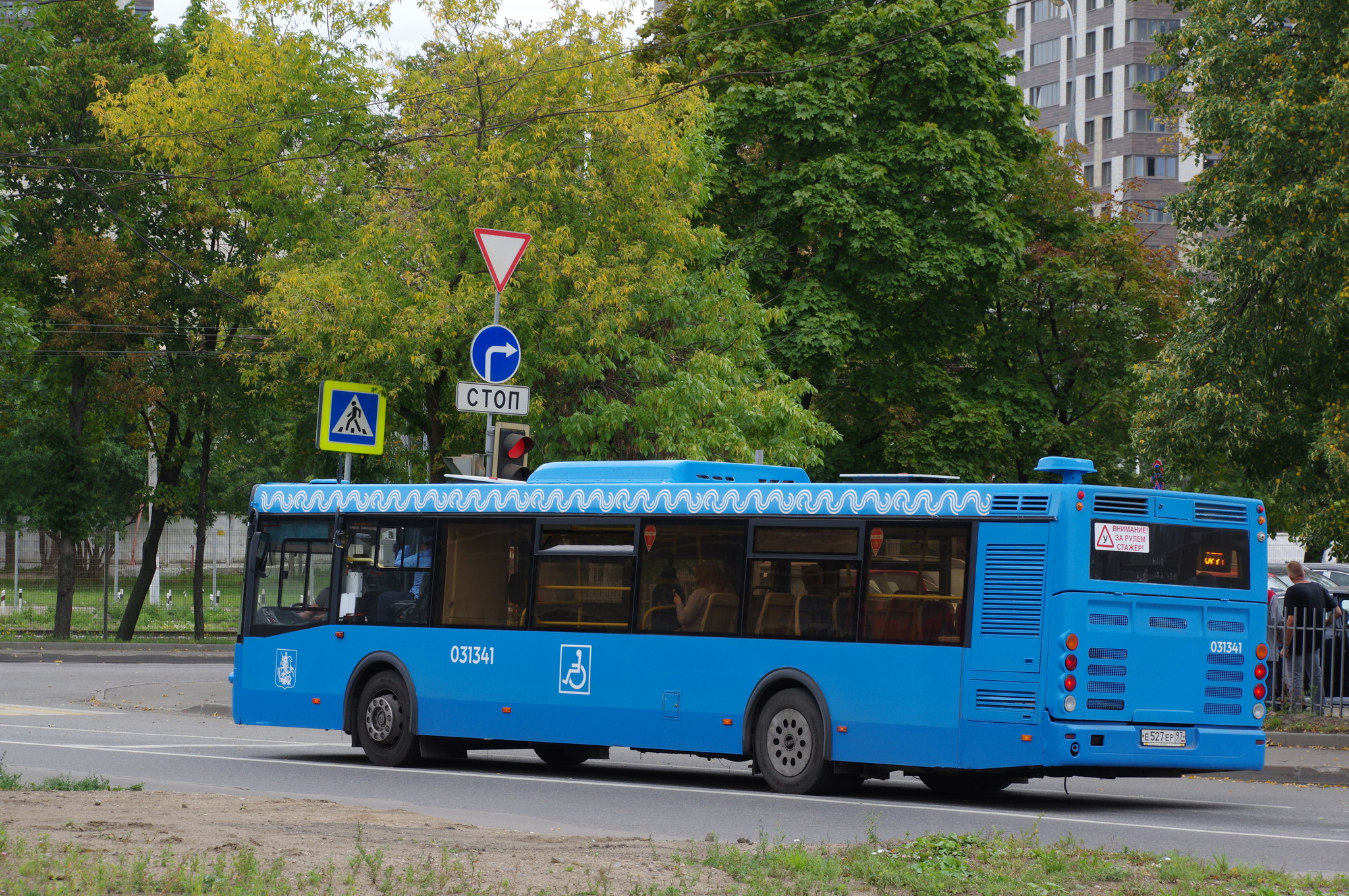 Городской низкопольный автобус ЛиАЗ - 5292.22-01 на пересечении Гостиничного проезда и Станционной улицы