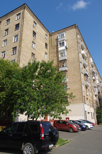 В 1961 году Станислав Ростоцкий получил квартиру в 8-этажном кирпичном доме