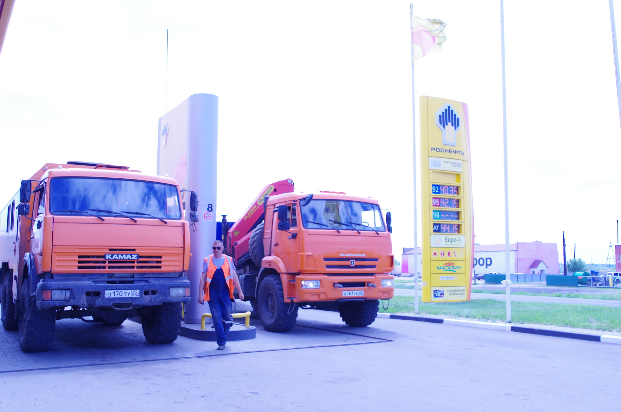 Автомобили КАМАЗ на АЗС Роснефть (п. Благовещенка, Алтайский край)