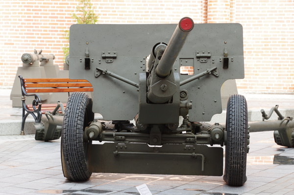 57-мм противотанковая пушка обр. 1943 г. (ЗИС-2) в экспозиции Исторического музея «Артиллерийский двор»