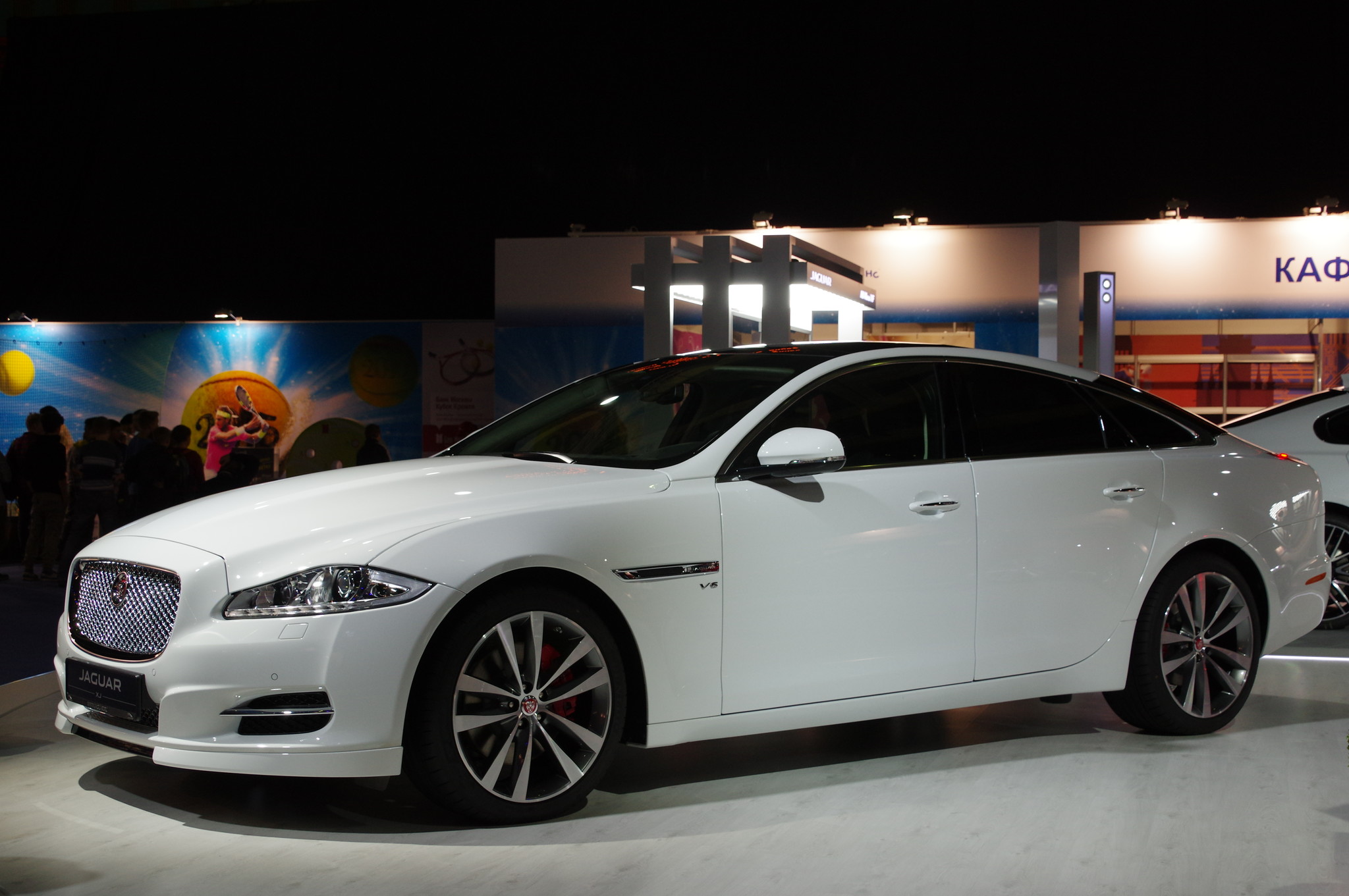 Представительский седан «Ягуар XJ» (Jaguar XJ) в спорткомплексе «Олимпийский»