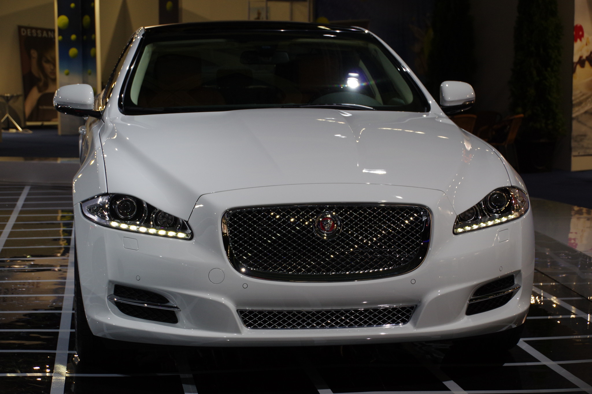 Спортивный седан бизнес-класса Jaguar XF