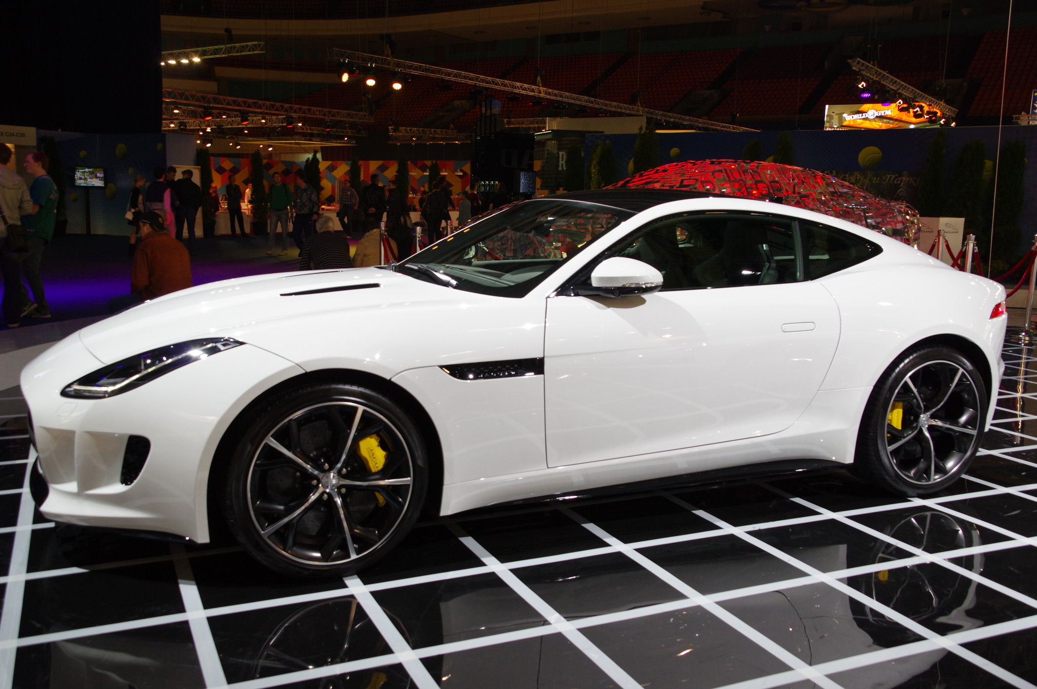Автомобиль Jaguar F-Type купе