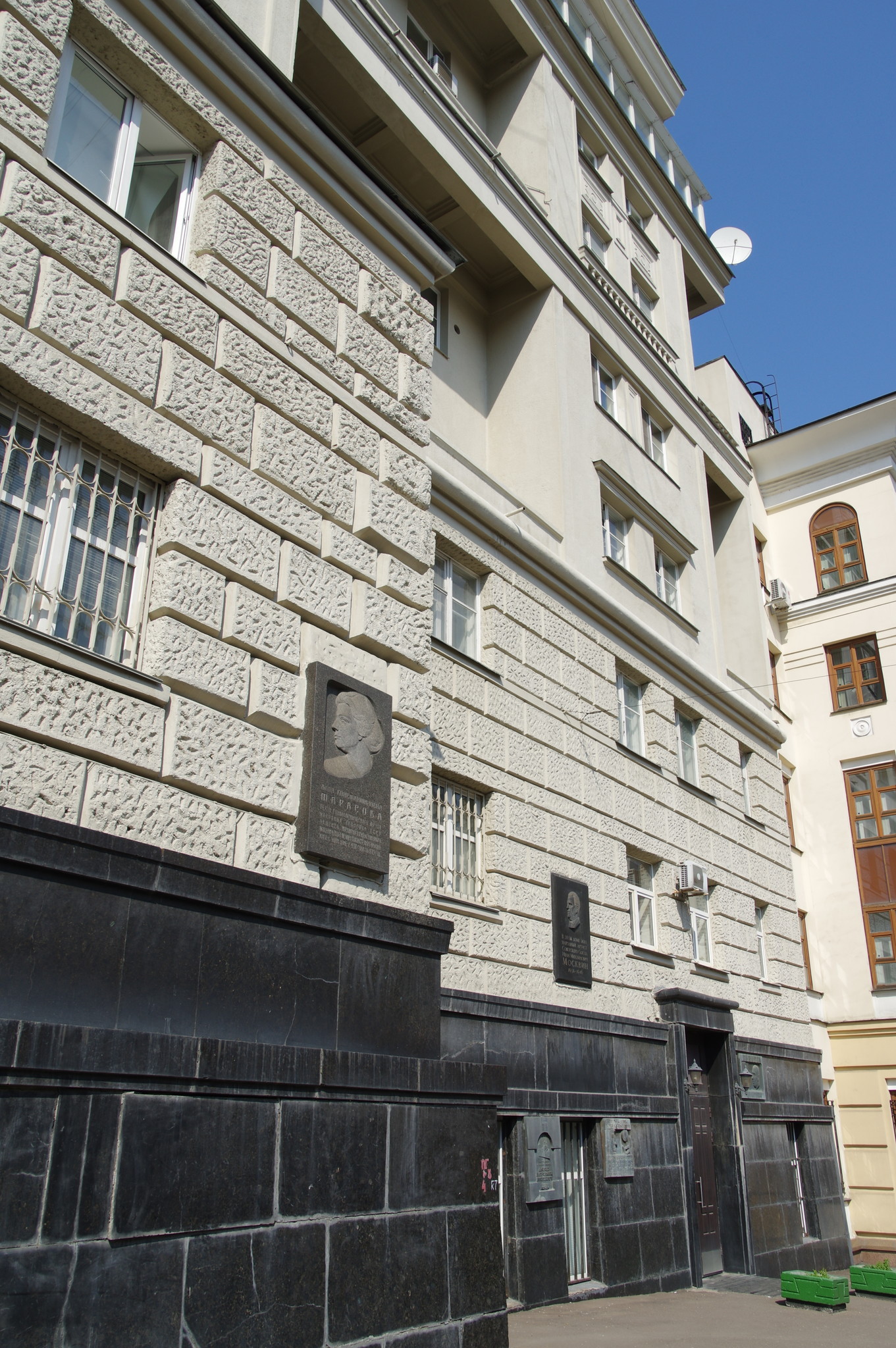 Глинищевский переулок, дом 5/7. В этом доме с 1938 года по 1973 год жила Народная артистка СССР, Герой Социалистического Труда Алла Константиновна Тарасова
