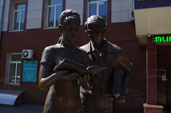 Памятник Шурику и Лиде у входа в здание Московского экономического института (улица Артюхиной, дом 6, корпус 1)