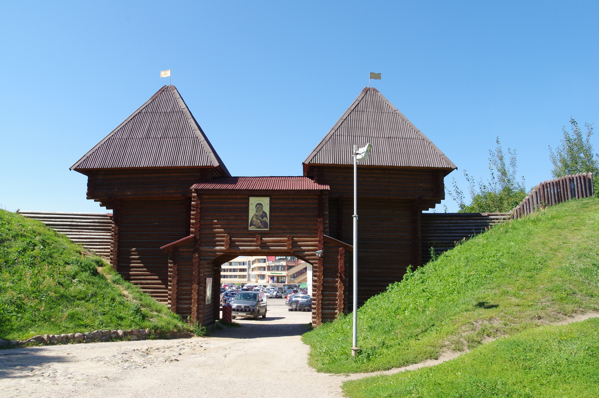 Никольские ворота Дмитровского Кремля