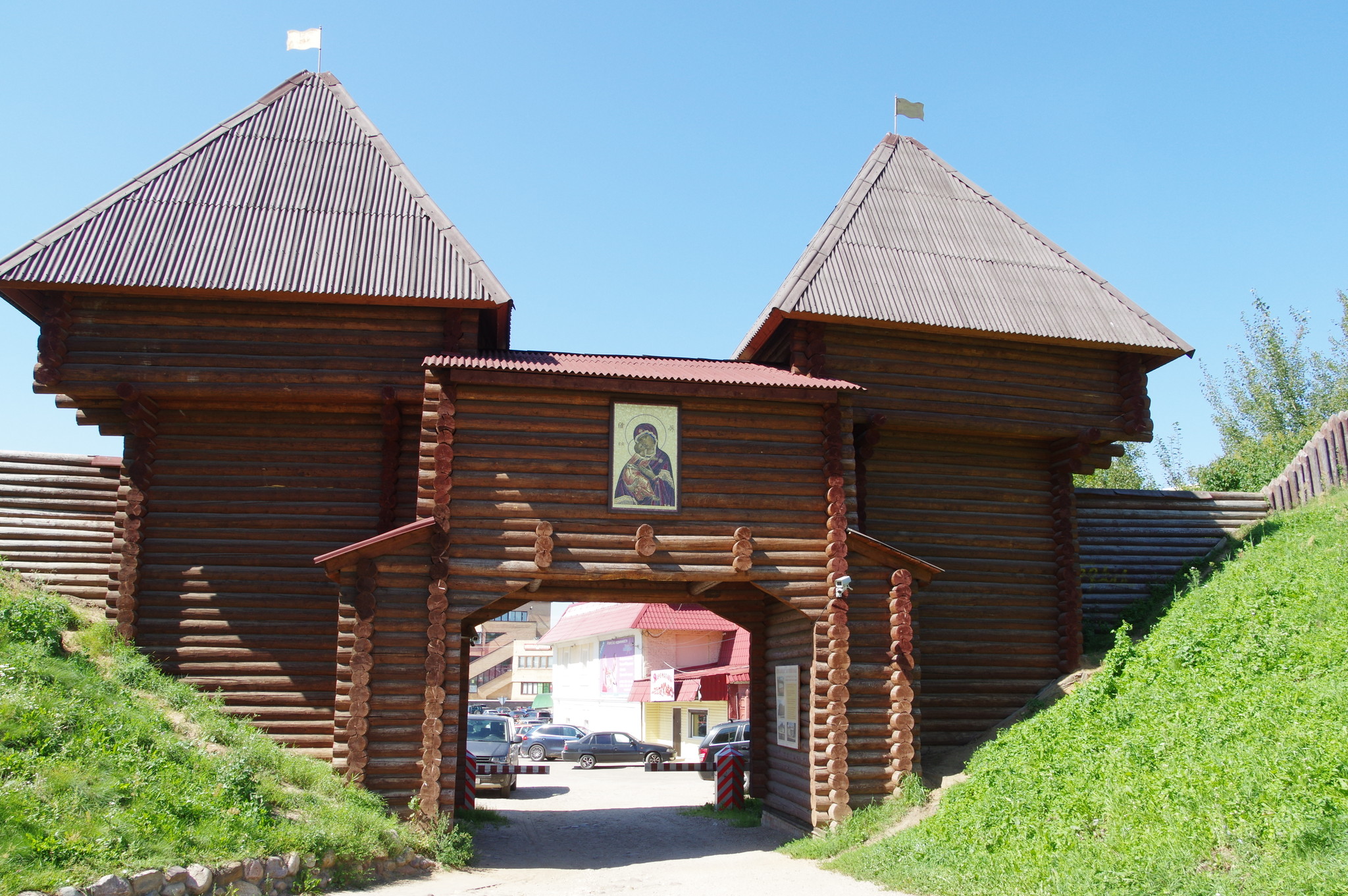 Никольские ворота Дмитровского Кремля