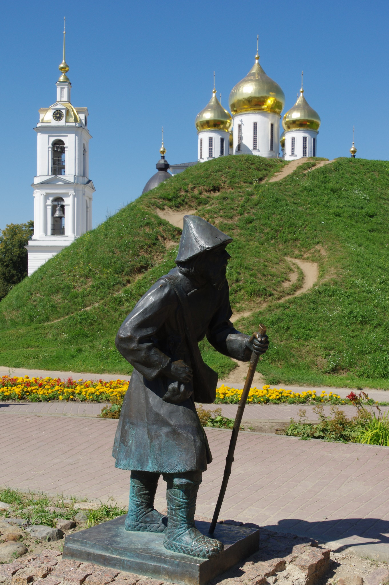 Скульптура «Паломник» в Дмитрове