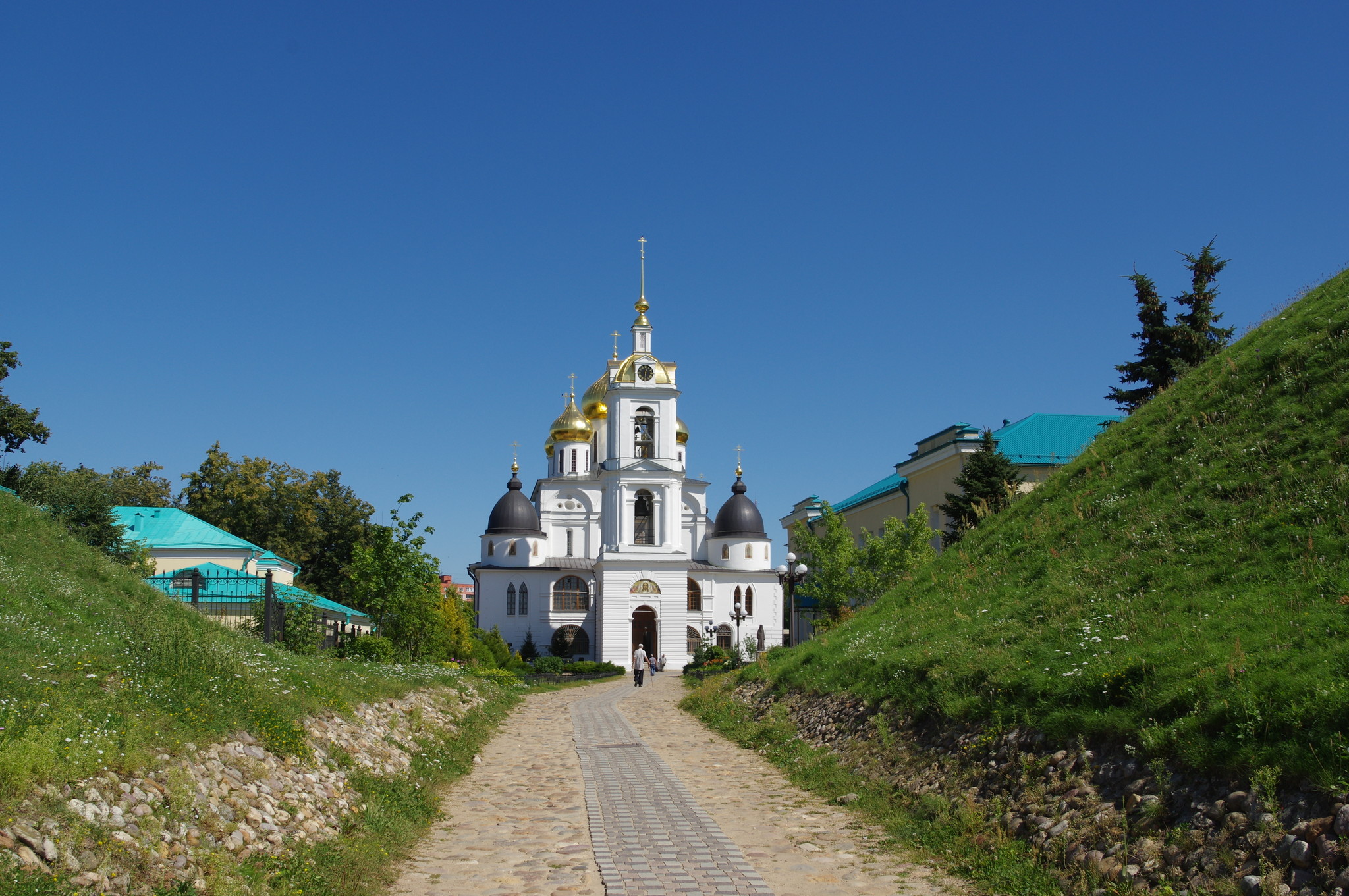 Южный вход в Дмитровский кремль со стороны площади