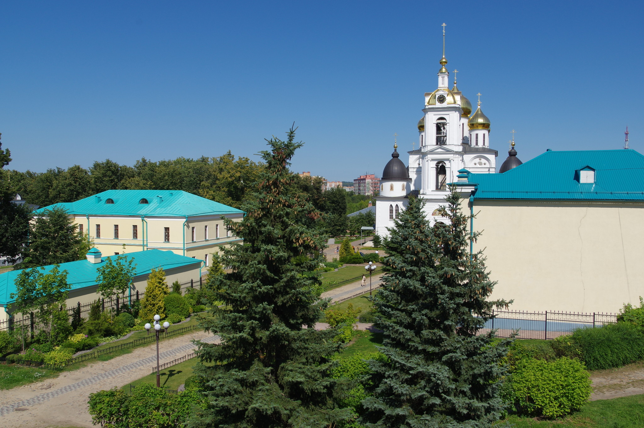Южный вход в Дмитровский кремль со стороны площади (Московская область)
