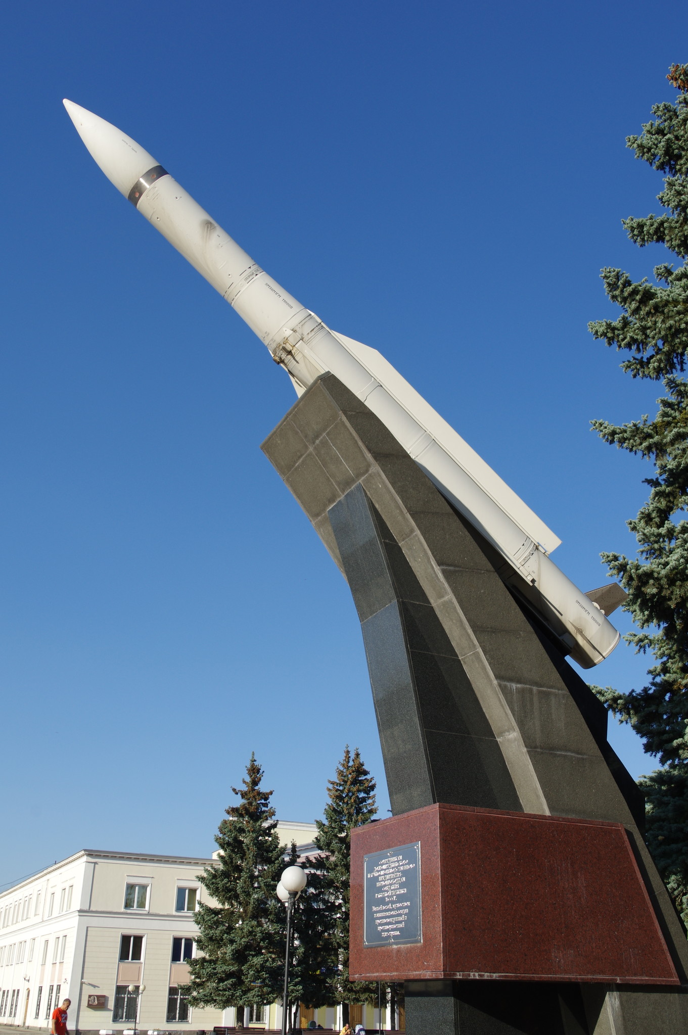 Памятник ракете «9М38» у проходной ПАО «Долгопрудненское научно-производственное предприятие»