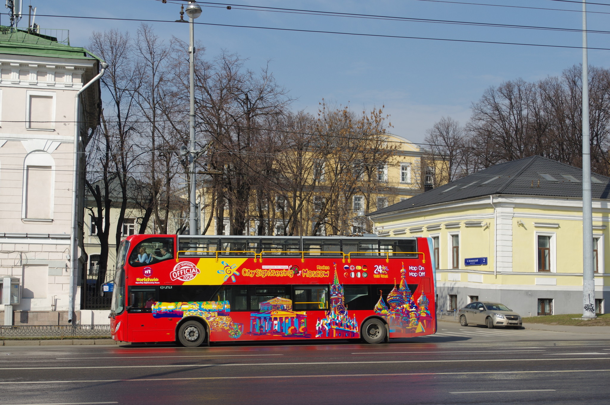 Красный двухэтажный автобус на Волхонке