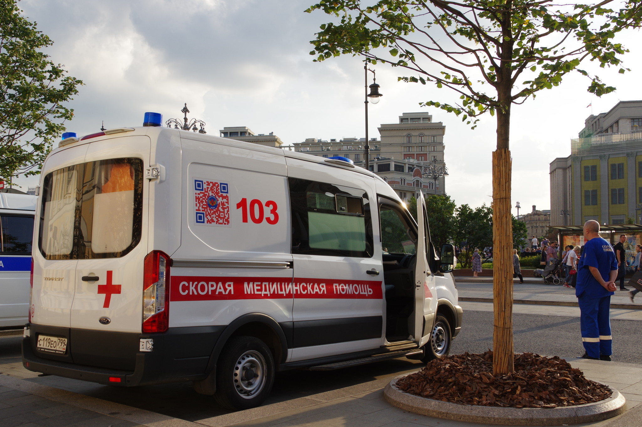 Автомобиль скорой медицинской помощи у Малого театра