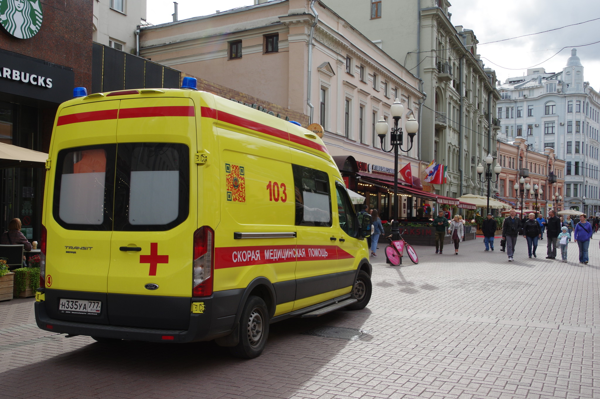 Автомобиль скорой медицинской помощи на Арбате