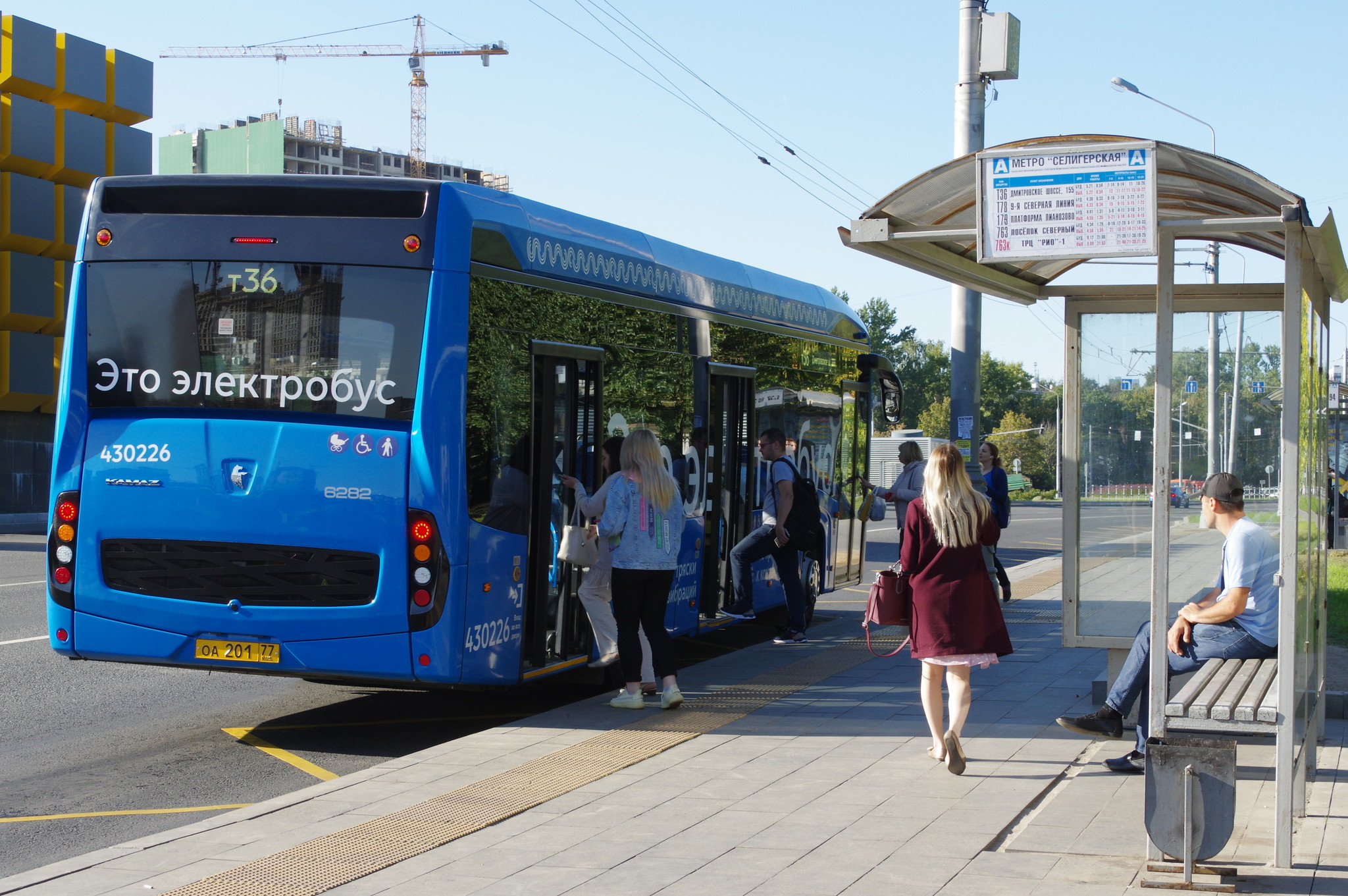 Электробус КамАЗ 6282 с б/н 430226 на Дмитровском шоссе. Маршрут № т36