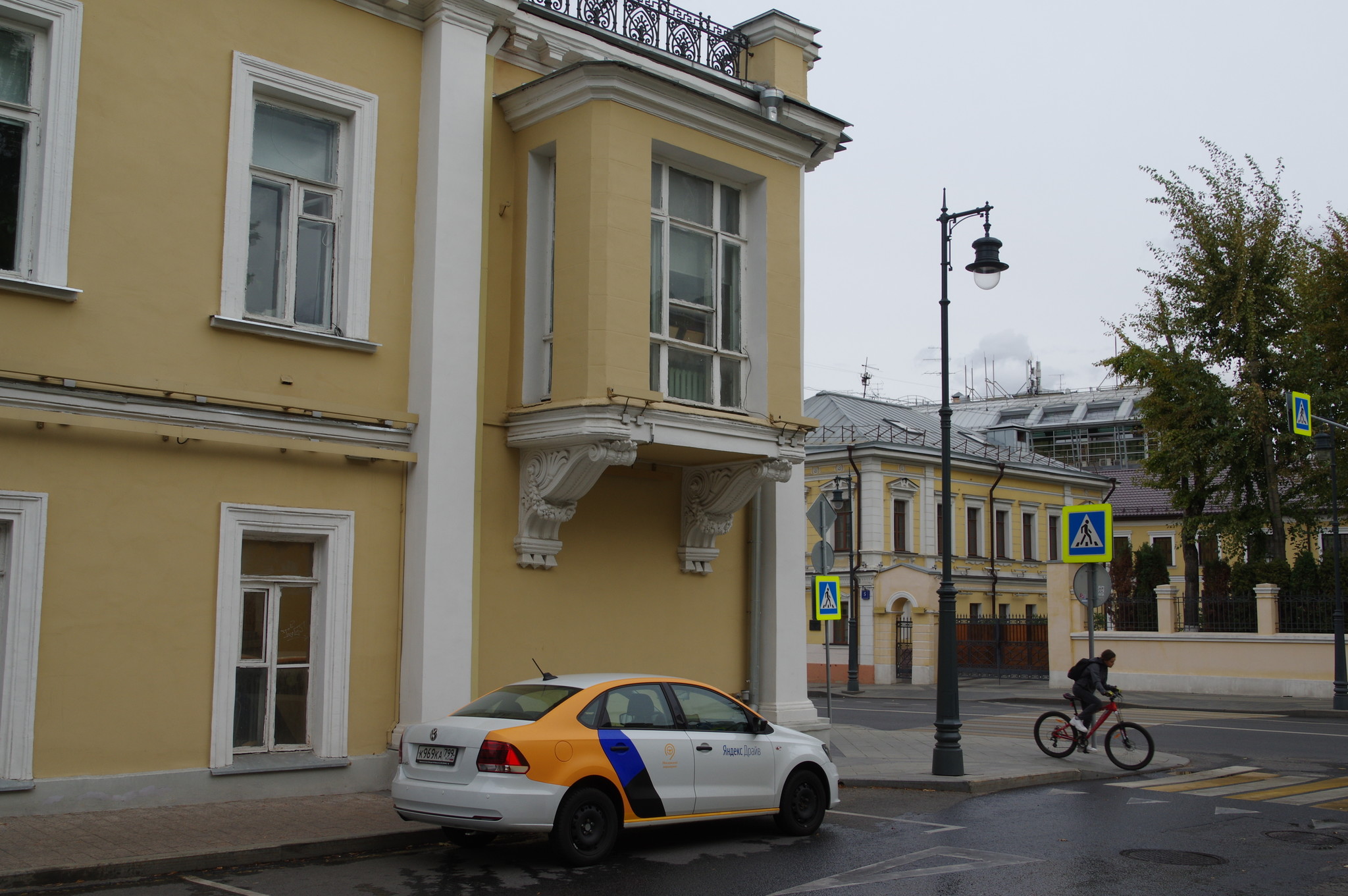 Автомобиль Московского крашенина в Чертольском переулке