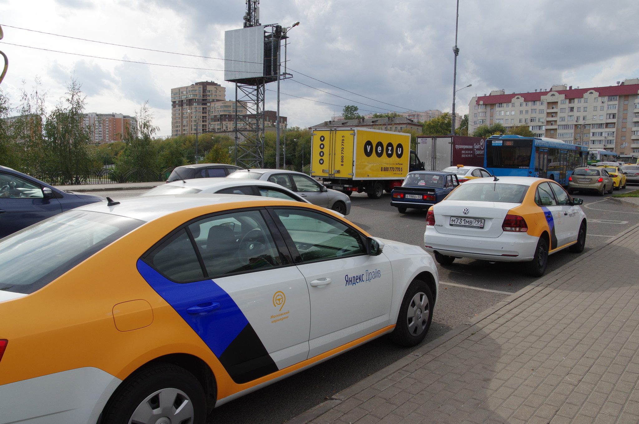 Автомобили Московского каршеринга на Краснодарской улице