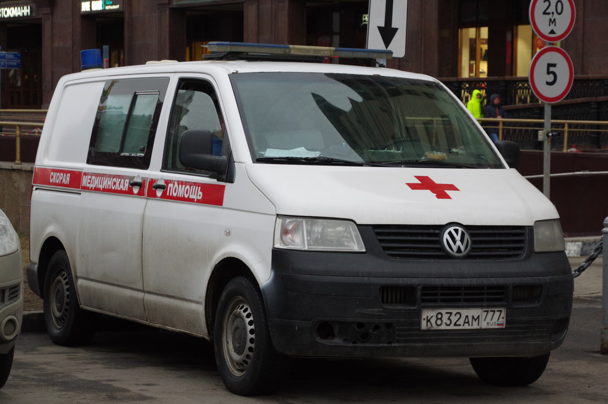 Автомобиль скорой медицинской помощи на площади Революции