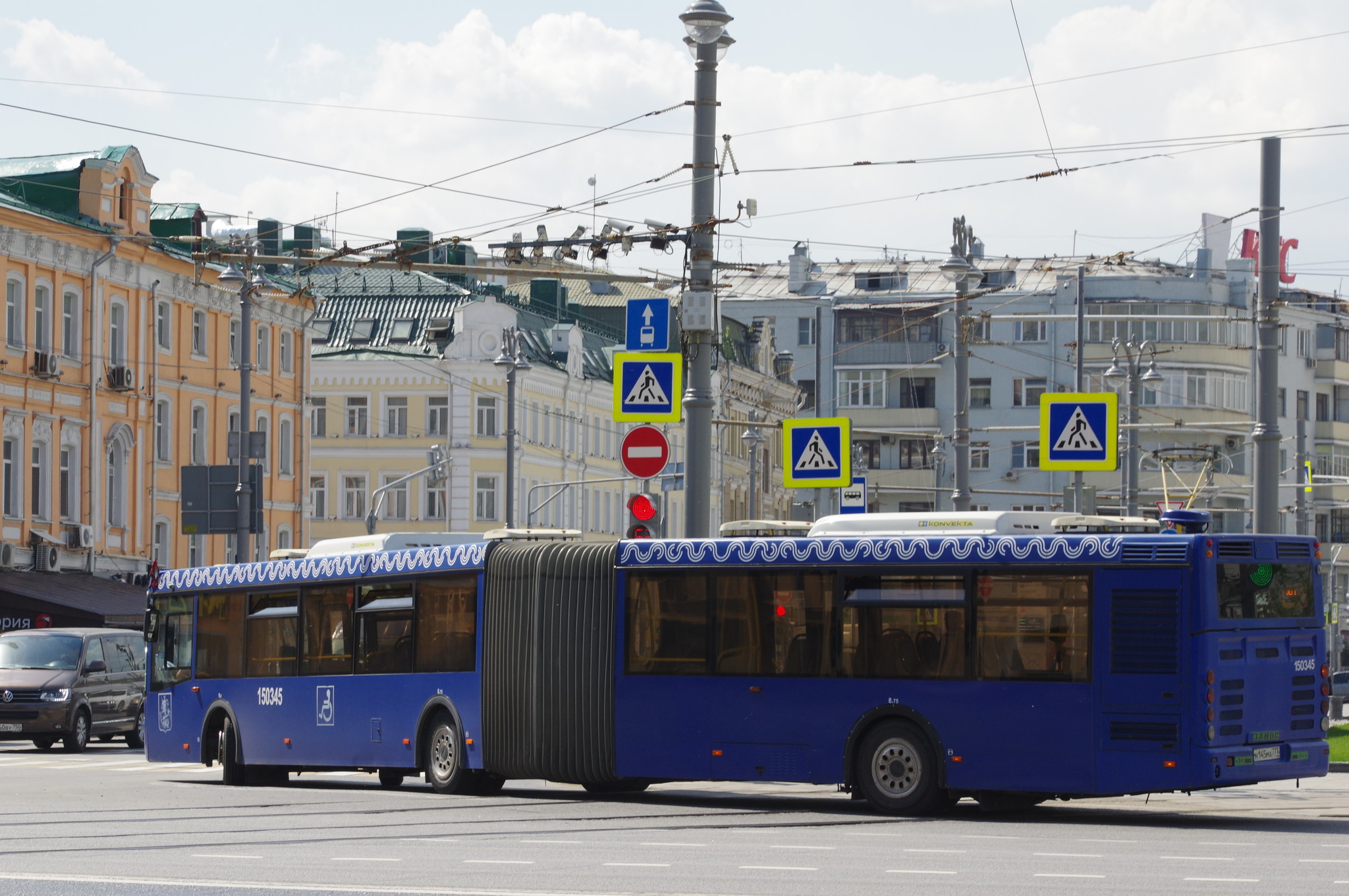 Автобус ЛиАЗ-6213.22 № 150345 на площади Тверская Застава