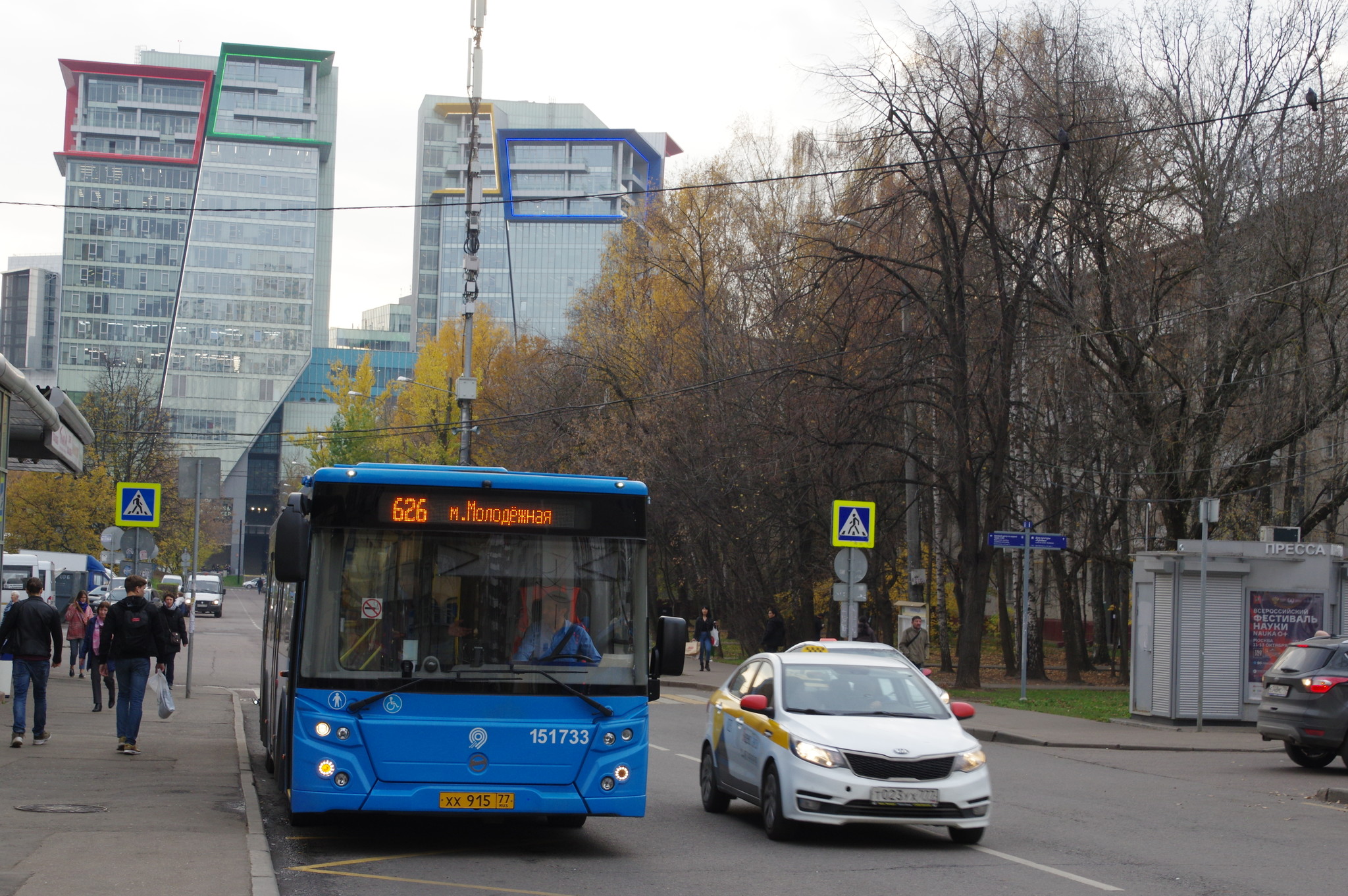 Автобус ЛиАЗ-5292.65№ 151733 на маршруте № 626 (госномер: хх 915 77 rus) на остановке «Метро Молодёжная»