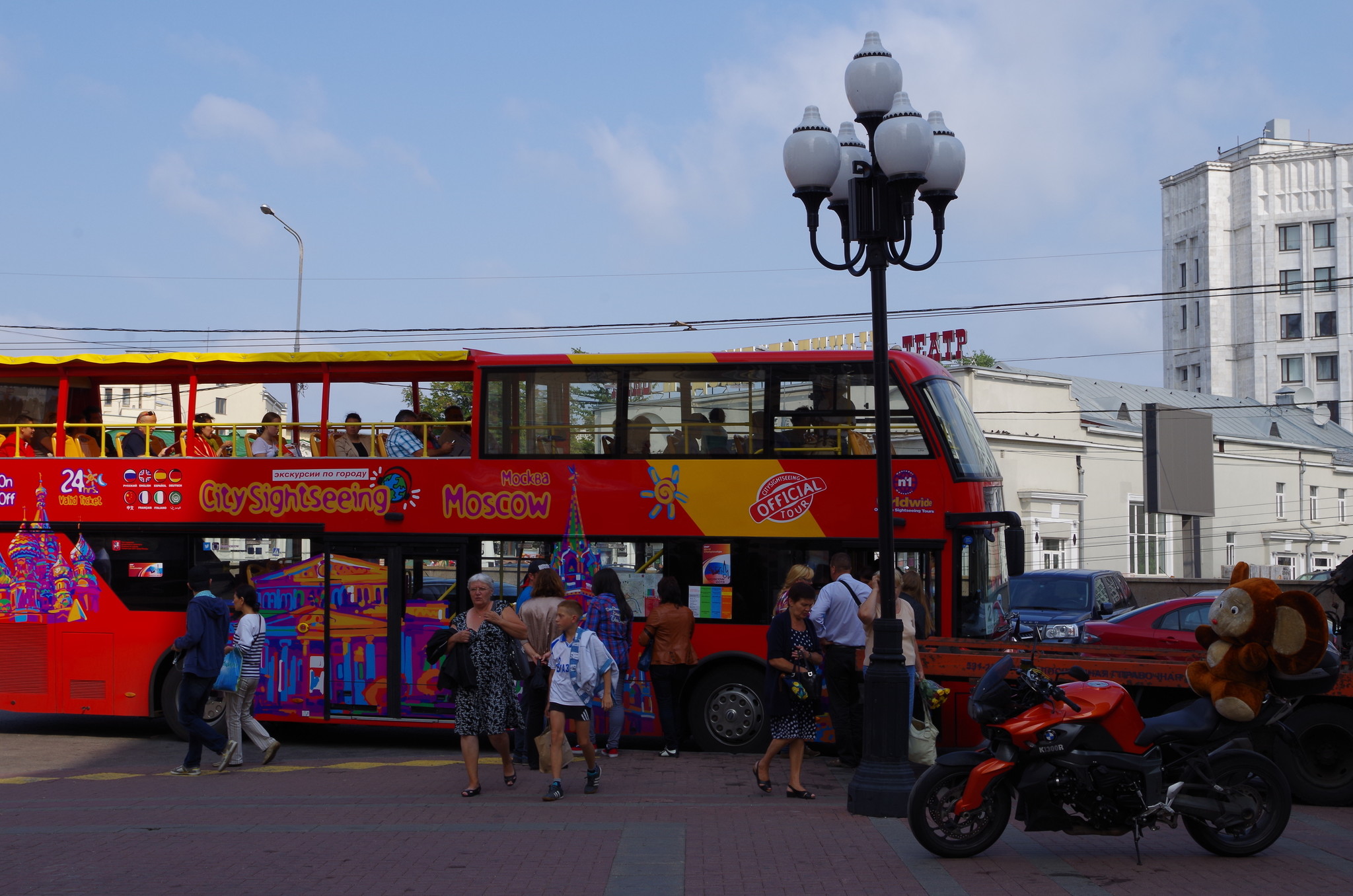 Красный двухэтажный автобус на Арбате