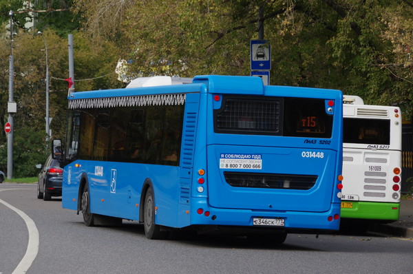 Автобусы ЛиАЗ 5292 и ЛиАЗ 6213 на улице Советской Армии