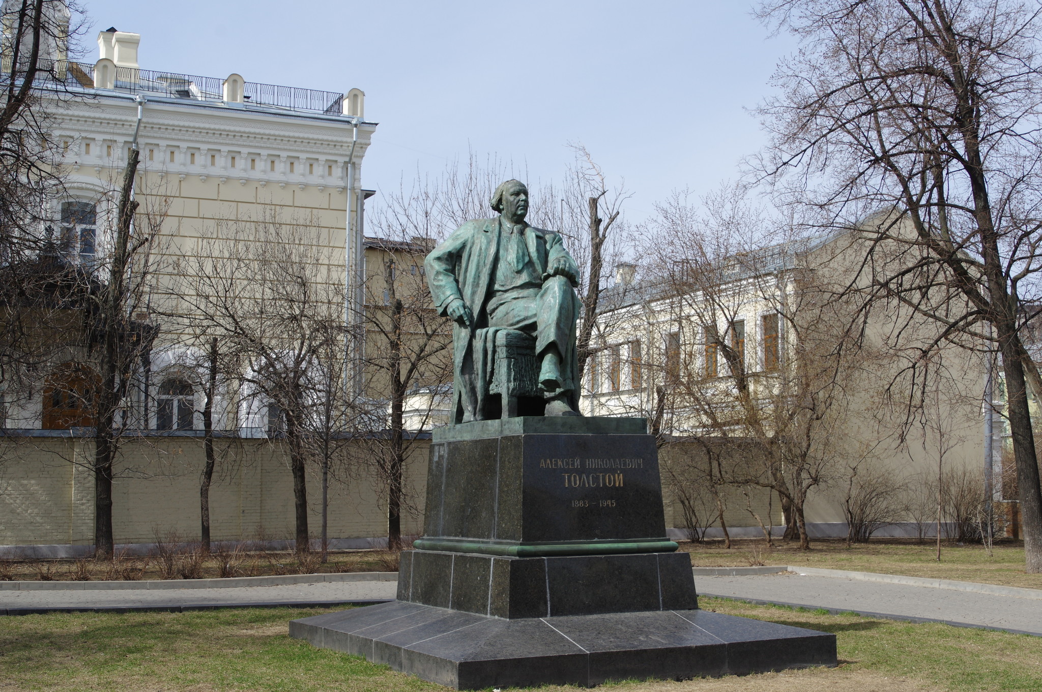 Памятник Алексею Толстому