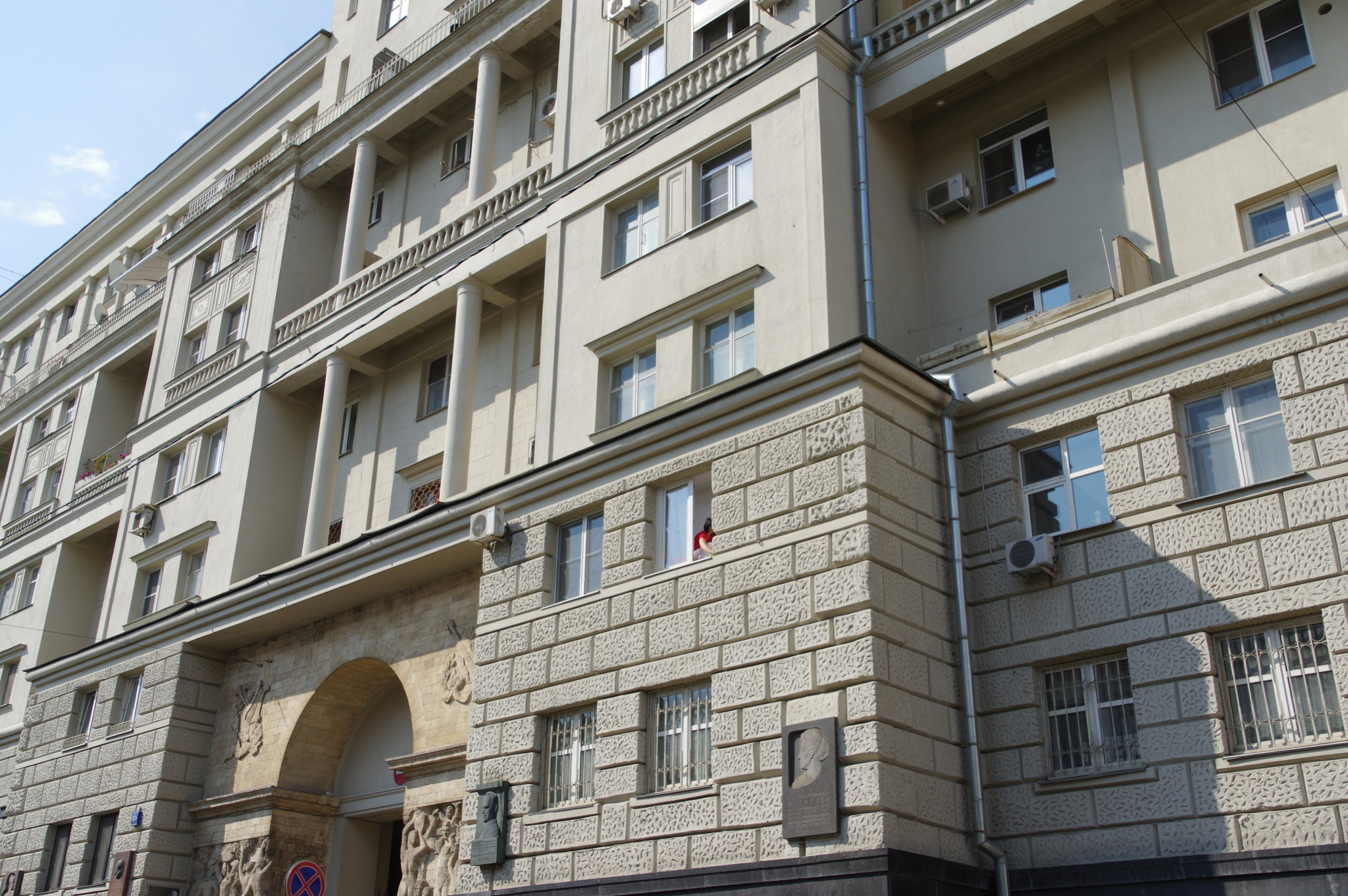 Глинищевский переулок, дом 5/7. В этом доме с 1938 года по 1973 год жила Народная артистка СССР, Герой Социалистического Труда Алла Константиновна Тарасова