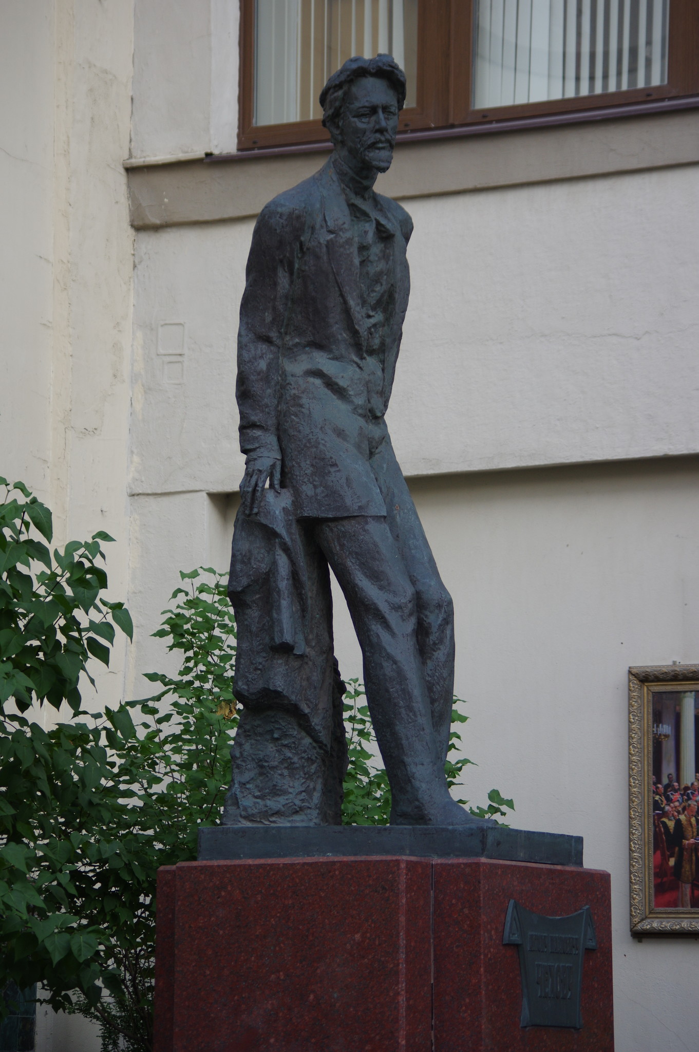 Памятник Антону Павловичу Чехову в Камергерском переулке