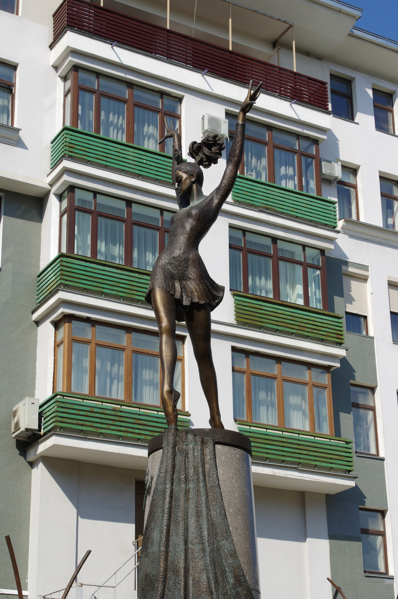 Памятник Майе Плисецкой в образе Кармен