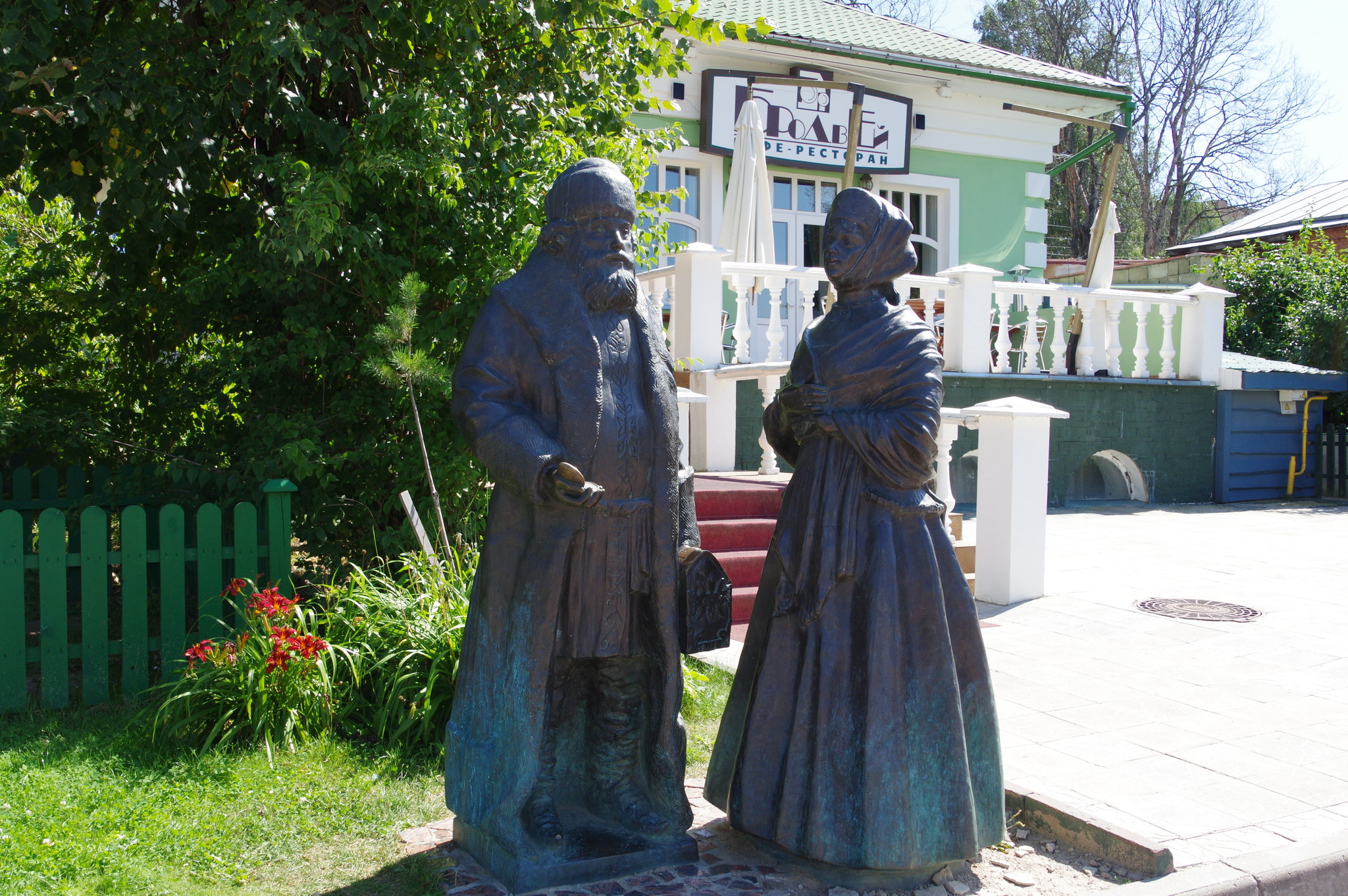 Скульптура «Купец и купчиха» в Дмитрове