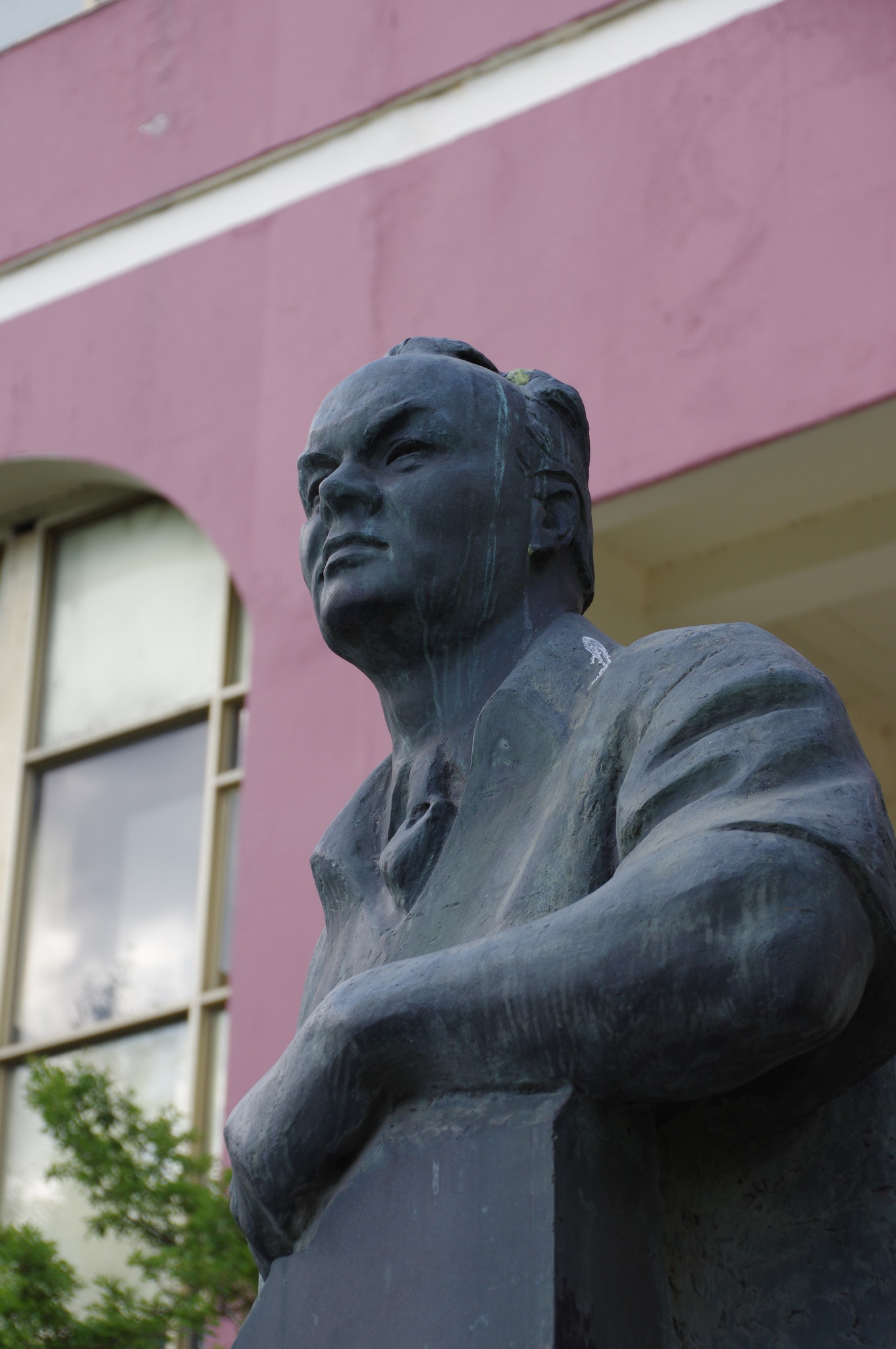 Памятник Народному художнику СССР Николаю Васильевичу Томскому перед зданием Академического художественного лицея