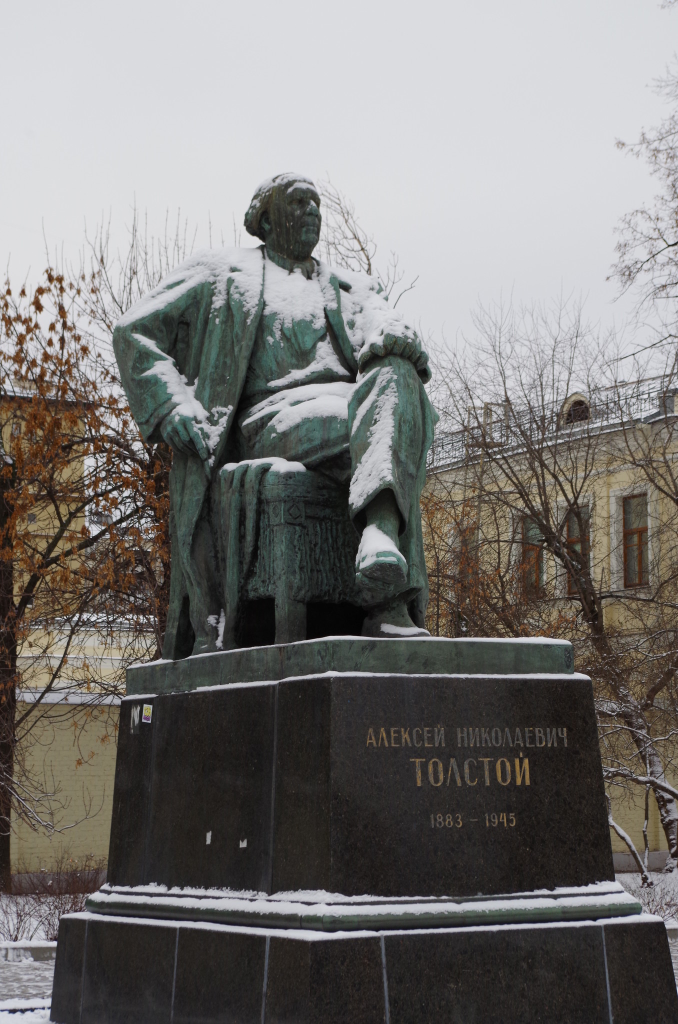 Памятник Алексею Толстому работы Георгия Ивановича Мотовилова в сквере на пересечении Большой и Малой Никитской улицы
