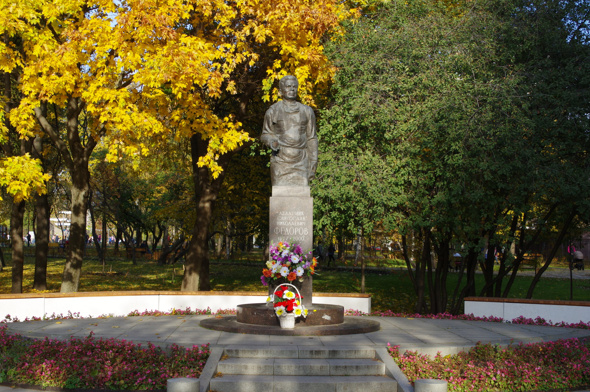 Памятник академику Святославу Николаевичу Фёдорову в Москве