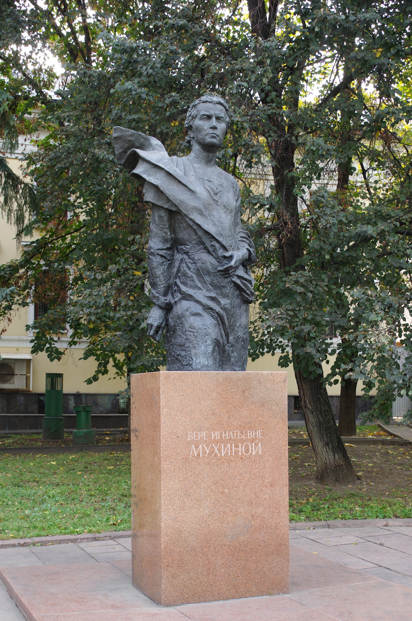 Памятник Вере Игнатьевне Мухиной в Пречистенском переулке