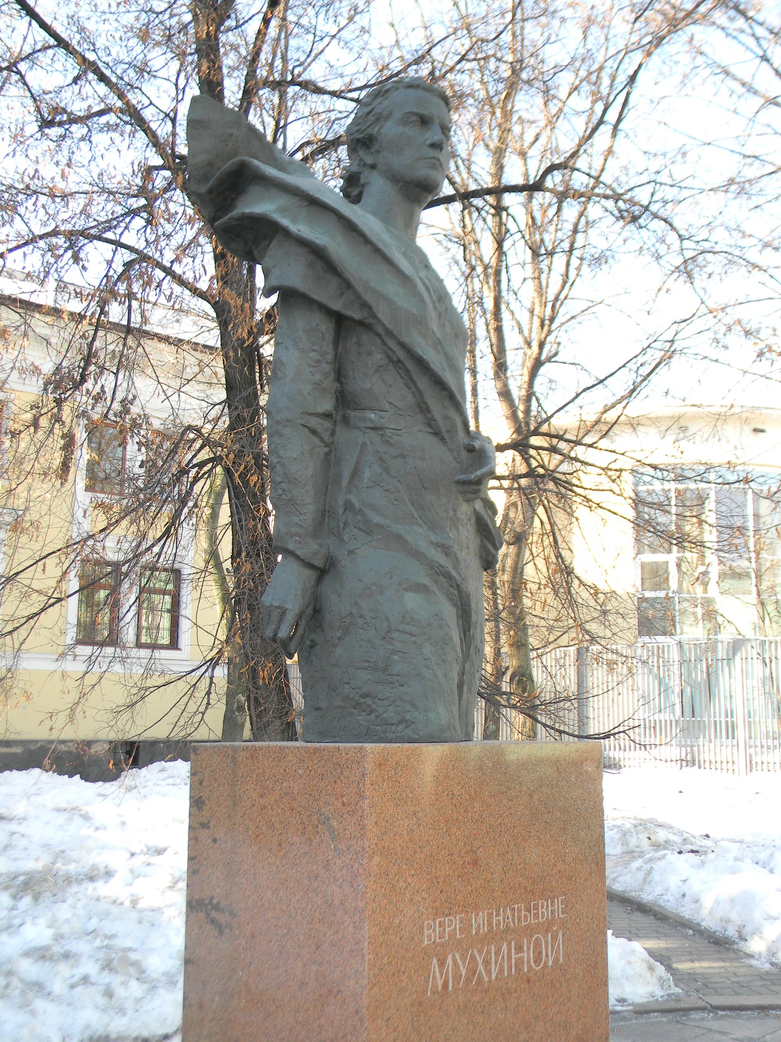 Памятник Вере Игнатьевне Мухиной в Пречистенском переулке