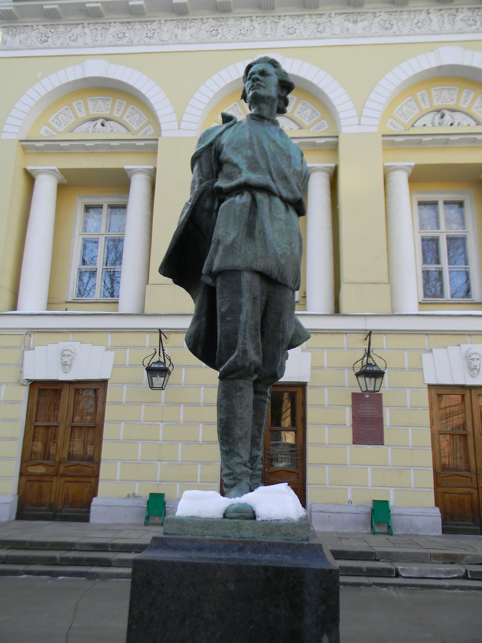 Памятник Максиму Горькому в сквере у здания Института мировой литературы имени А.М. Горького на Поварской улице