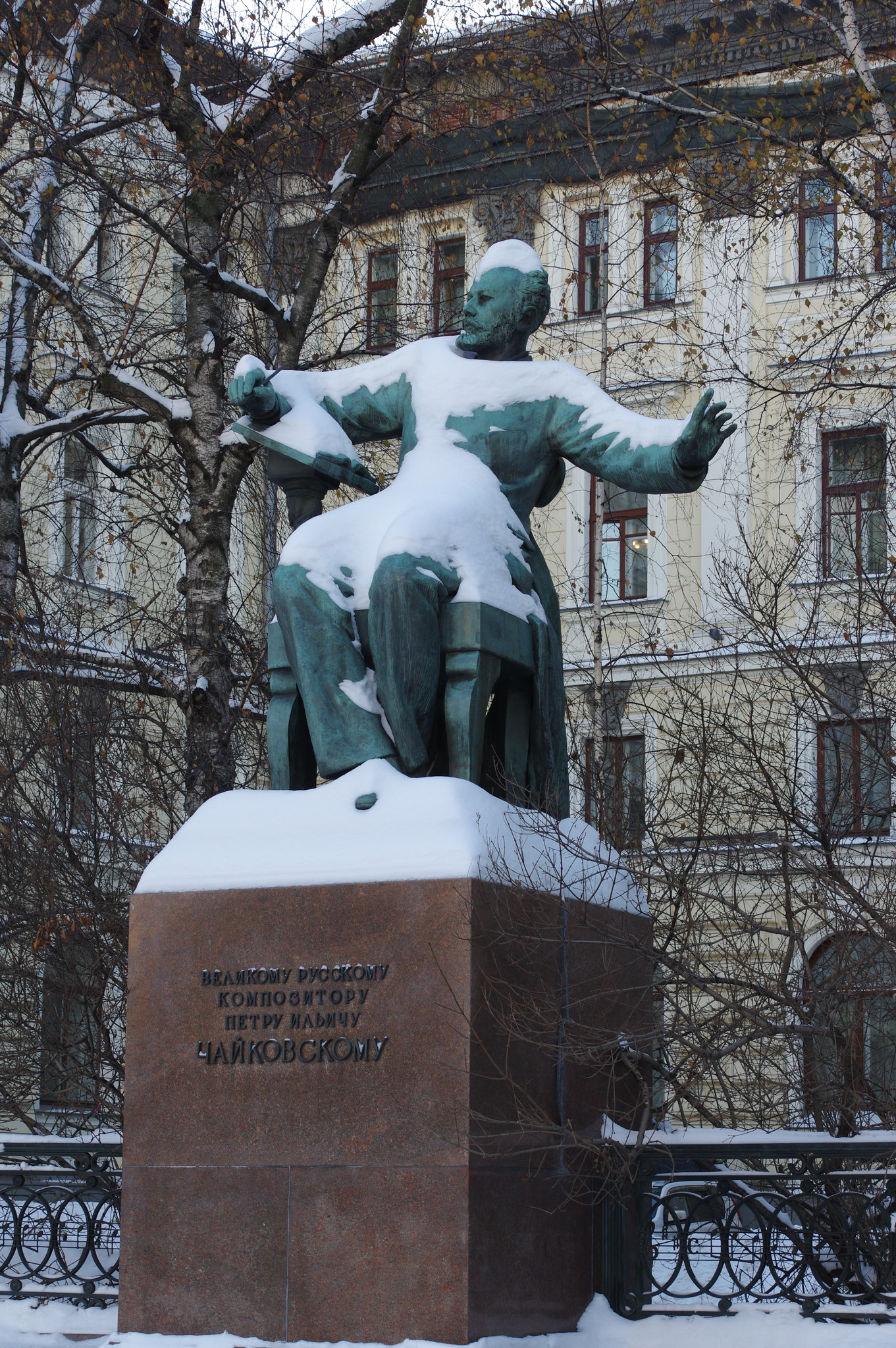 Памятник Петру Ильичу Чайковскому у здания Московской консерватории на Большой Никитской улице