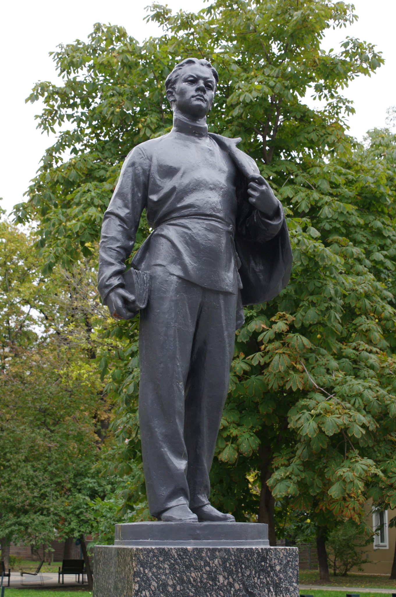 Памятник «Ленин-гимназист» (переулок Огородная слобода, дом 6)