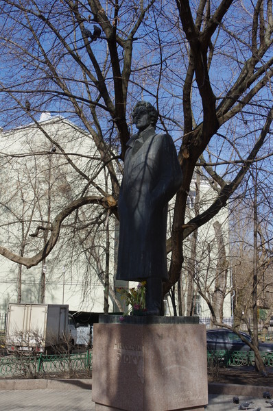 Памятник Александру Блоку в Москве, на улице Спиридоновка