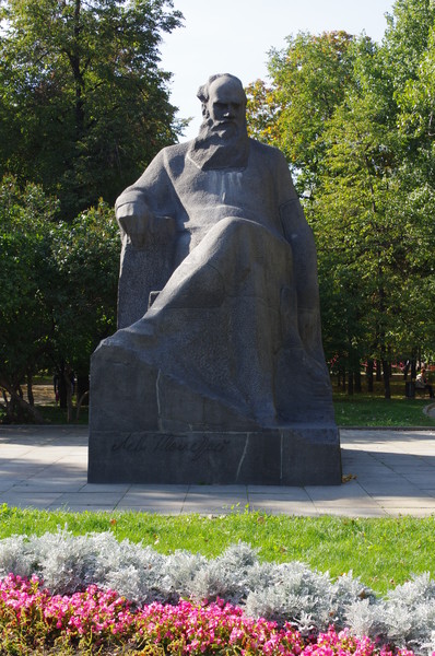 Памятник Льву Николаевичу Толстому в сквере Девичьего поля