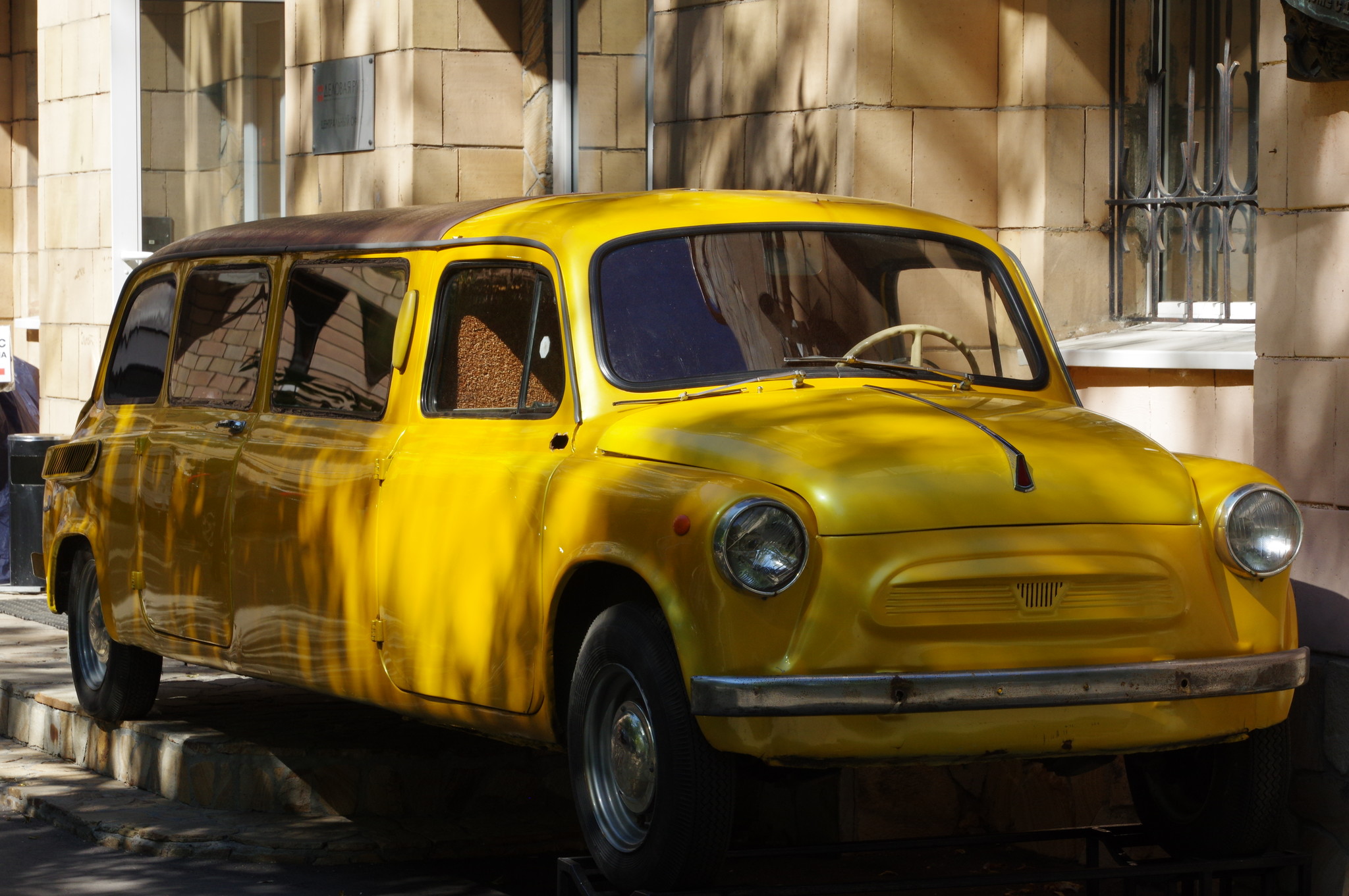 Автомобиль у дома в Москве, где жил режиссёр Леонид Иович Гайдай (улица Черняховского, дом 5, корпус 1)