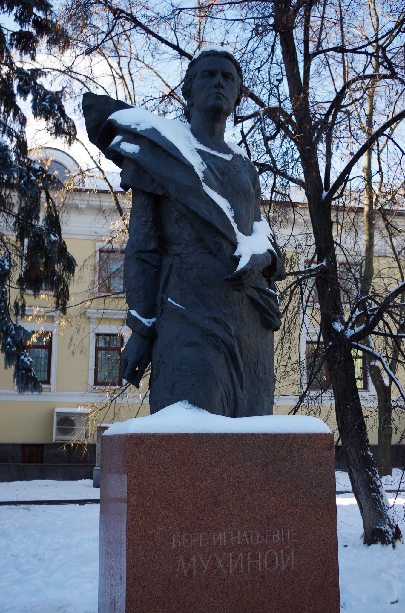Памятник В.И. Мухиной в Пречистенском переулке, скульптор М.К. Аникушин, архитектор С.П. Хаджибаронов