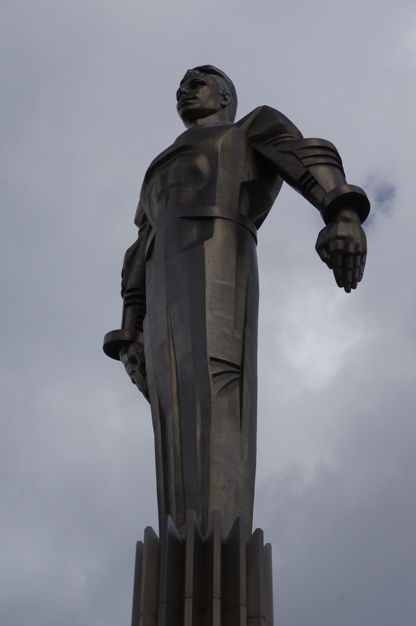Памятник Юрию Алексеевичу Гагарину работы скульптора П.И. Бондаренко