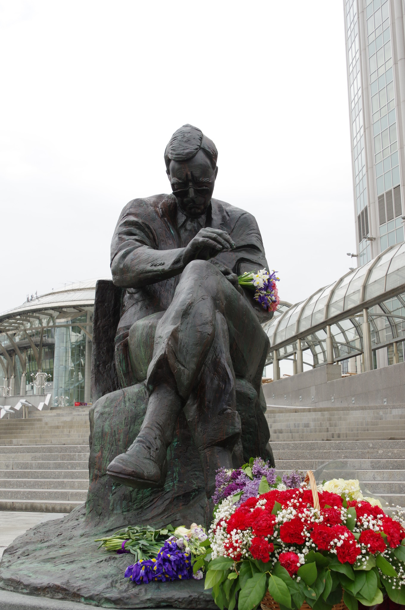 Памятник Д.Д. Шостаковичу перед зданием Московского международного Дома музыки