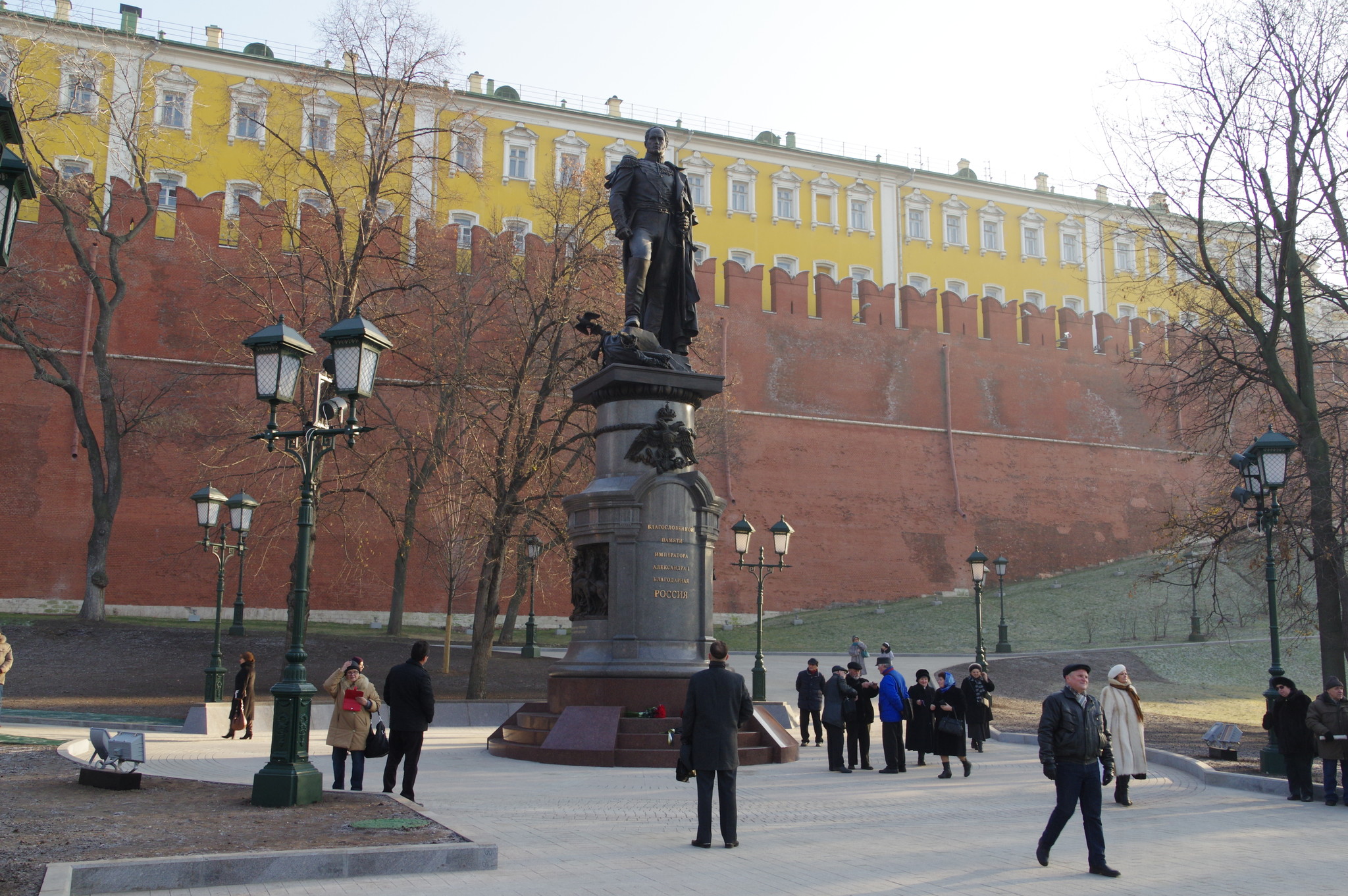 Памятник императору Александру I в Александровском саду у стен Московского Кремля