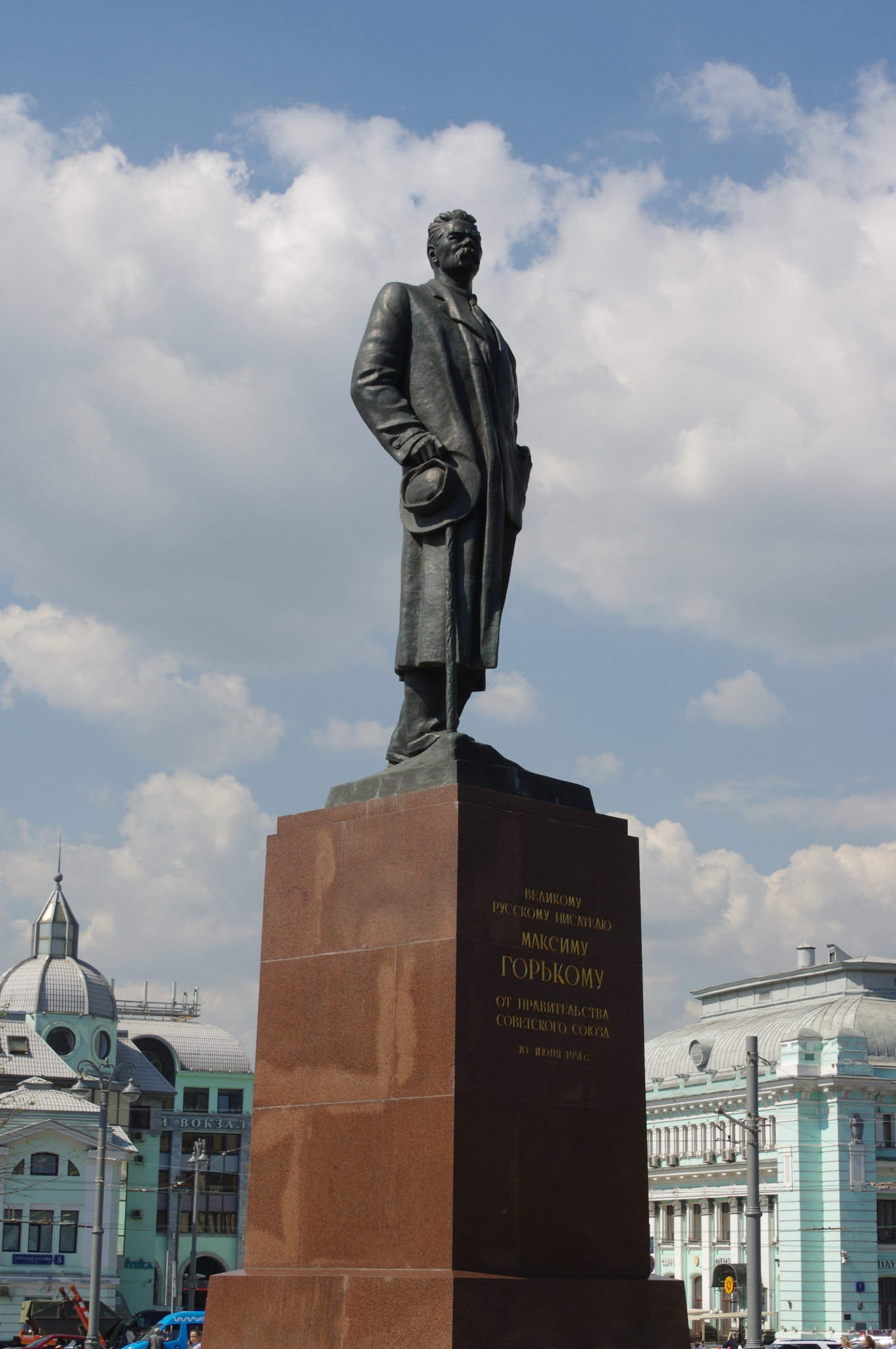 Памятник Максиму Горькому на площади Тверская Застава