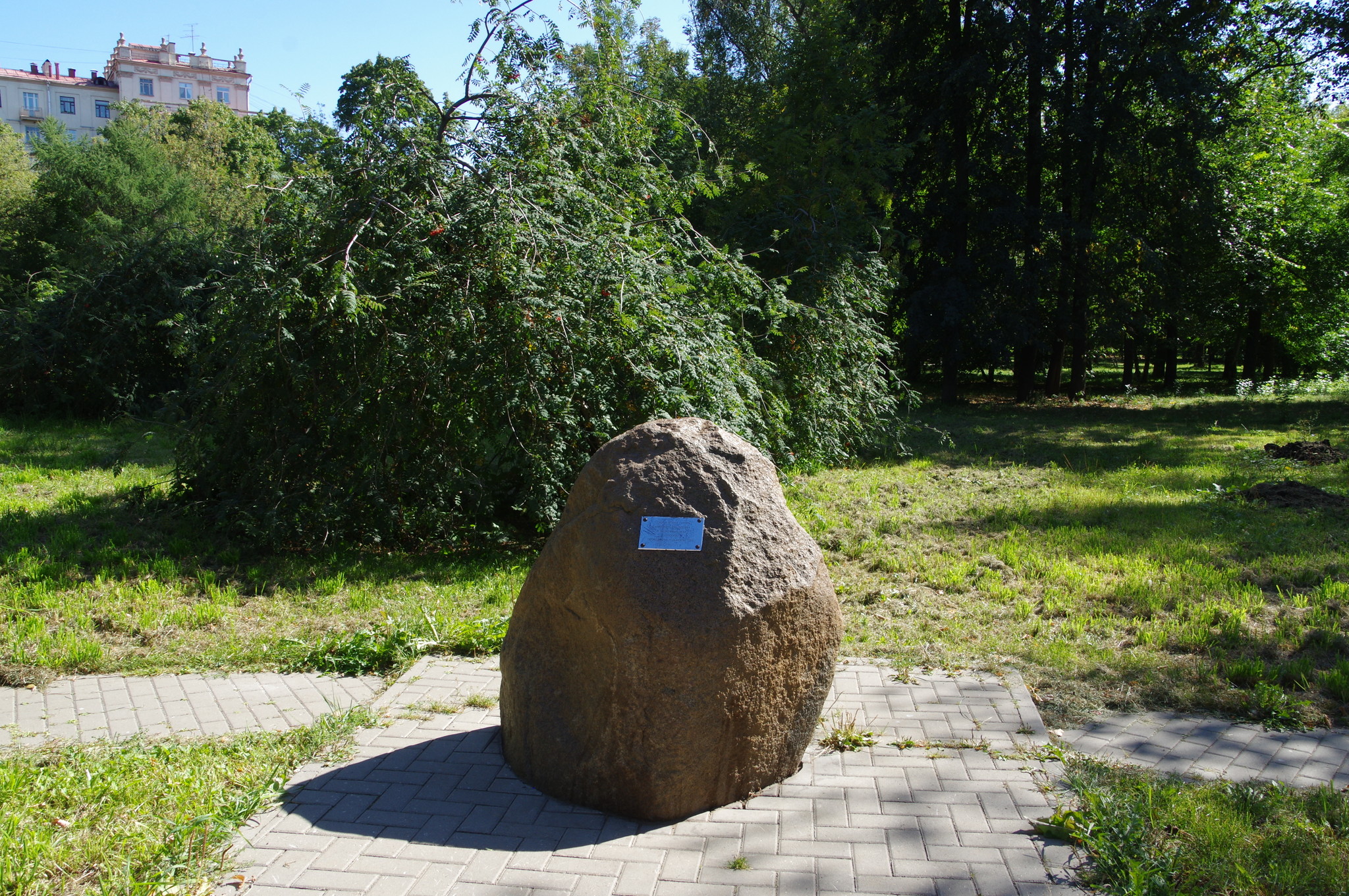 На одной из аллей Чапаевского парка (Парка Авиаторов)