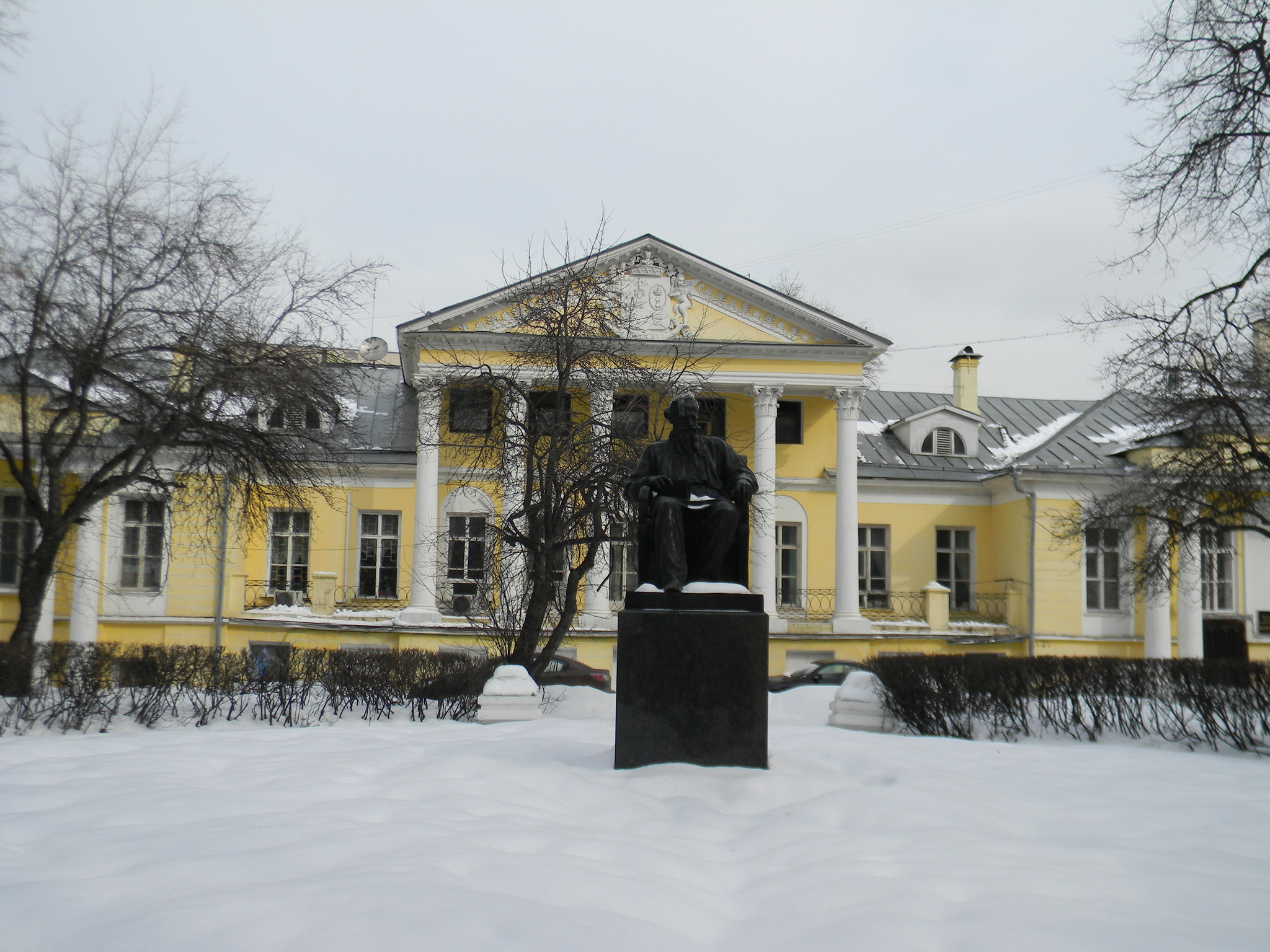 Памятник Льву Николаевичу Толстому на Поварской улице